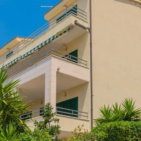 Kam - By Guide 마카르스카