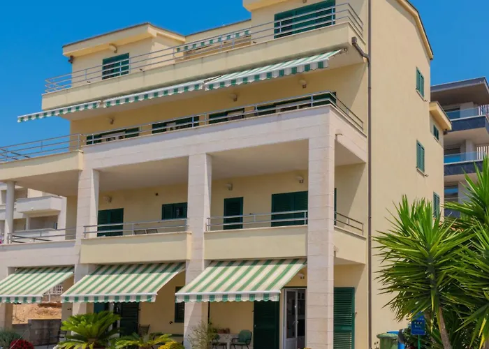 Kam - By Guide מאקרסקה