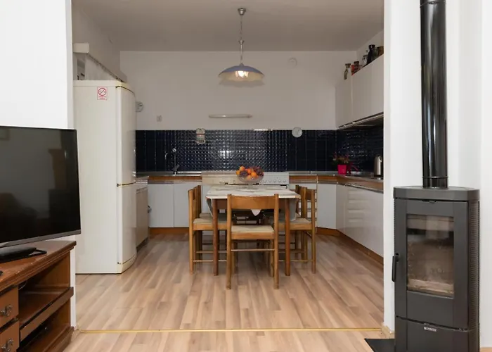 Kam - By Guide Daire Makarska