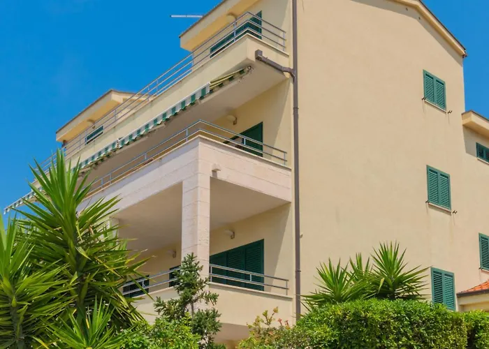 Kam - By Guide מאקרסקה