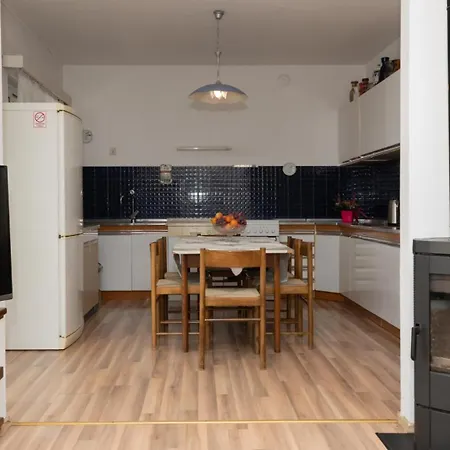 Kam - By Guide Апартаменти Макарська